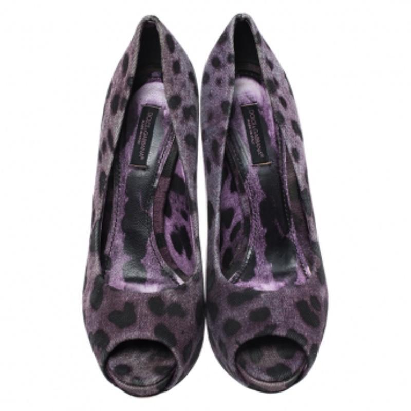 Dolce & Gabbana Bombas con puntera abierta de lona con estampado de leopardo morado/negro talla 37 en Bueno estado para la venta en Dubai, Al Qouz 2