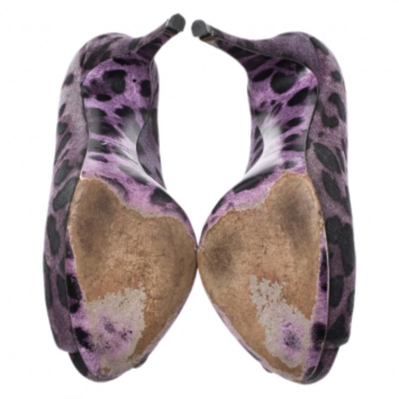 Dolce & Gabbana Bombas con puntera abierta de lona con estampado de leopardo morado/negro talla 37 en venta 2