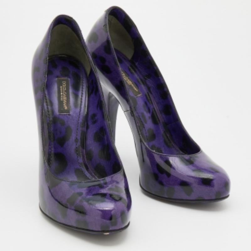Dolce & Gabbana Purple/Black Leopard Print Patent Leather Platform Pumps Size 37 In Good Condition For Sale In Dubai, Al Qouz 2