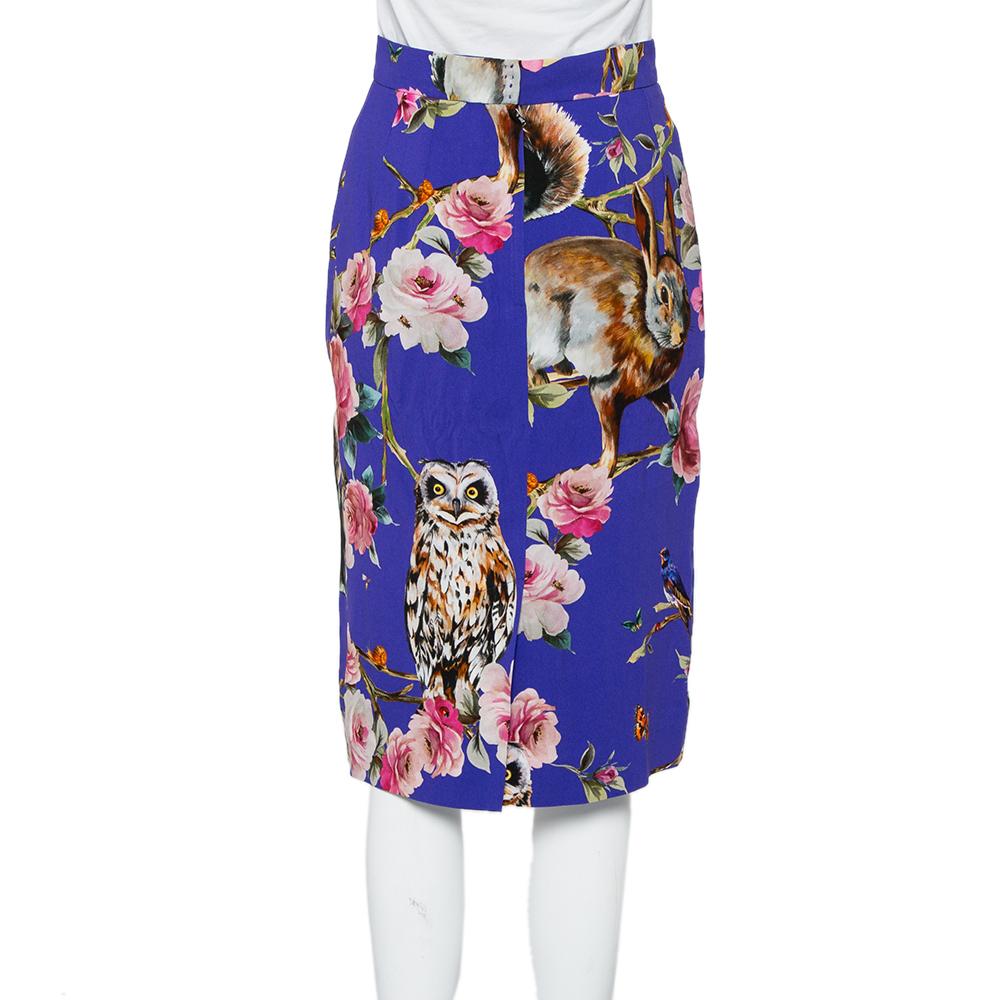 Elevate your casual look with this lovely pencil skirt from Dolce & Gabbana! It has been adorned with a beautiful print all over and comes with a zip fastening to the back. Pair it with silk blouses and slingback sandals for your fashionable days