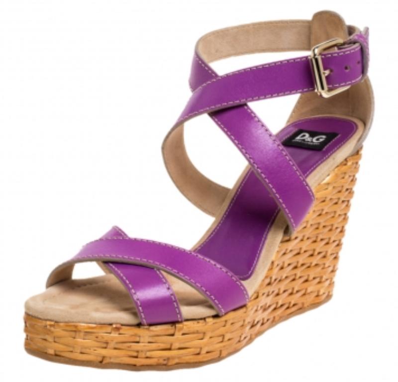 Dolce & Gabbana Purple Leather Ankle Strap Raffia Wedge Sandals Size 37 In Good Condition For Sale In Dubai, Al Qouz 2