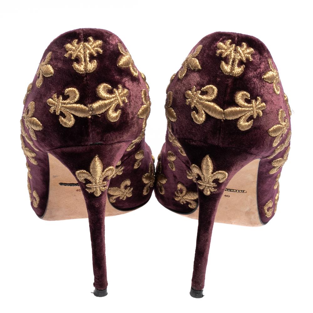 Dolce & Gabbana Purple Mauve Embroidered Velvet Lily Pointed Toe Pumps Size 40 In Good Condition In Dubai, Al Qouz 2