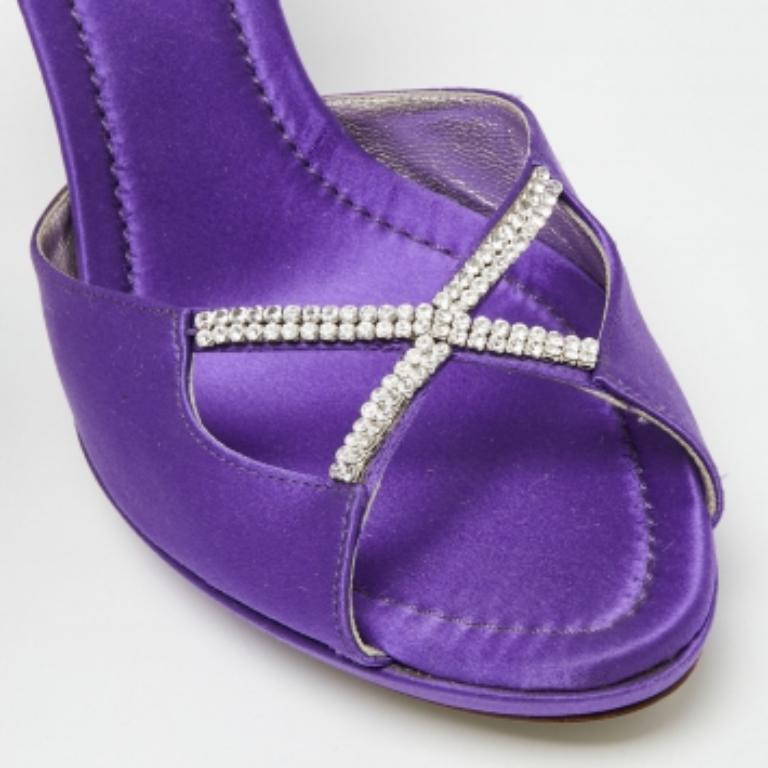 Dolce & Gabbana Sandalias de plataforma con tira al tobillo de cristal y satén morado talla 41 en Bueno estado para la venta en Dubai, Al Qouz 2