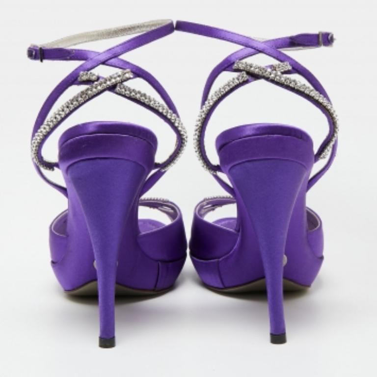 Dolce & Gabbana Sandalias de plataforma con tira al tobillo de cristal y satén morado talla 41 en venta 1