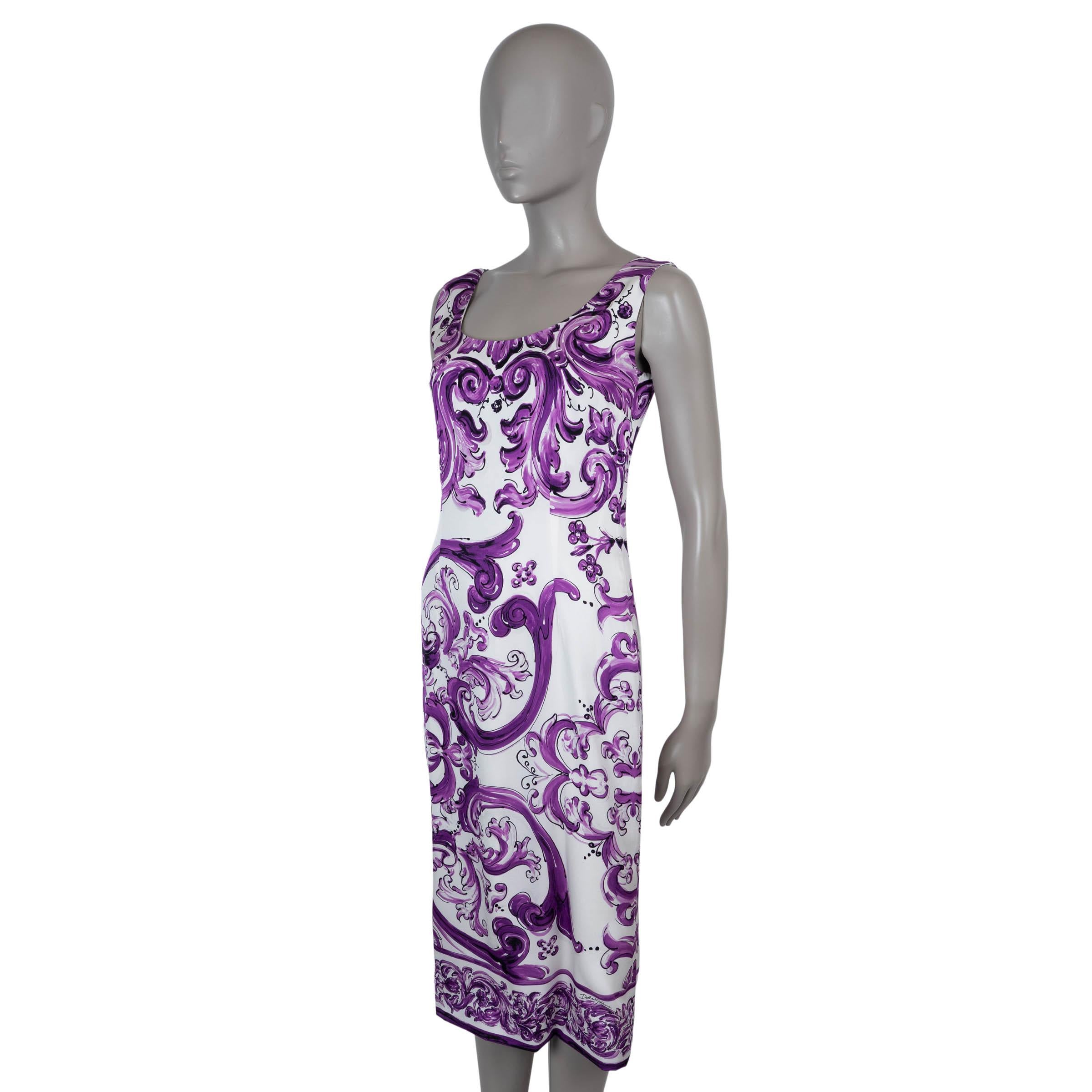 Este vestido 100% auténtico de Dolce & Gabbana está confeccionado en seda charmeuse blanca con el característico estampado Majolica morado de la marca y un toque de elastano (9%) para un ajuste favorecedor. Presenta una silueta sin mangas, ceñida al