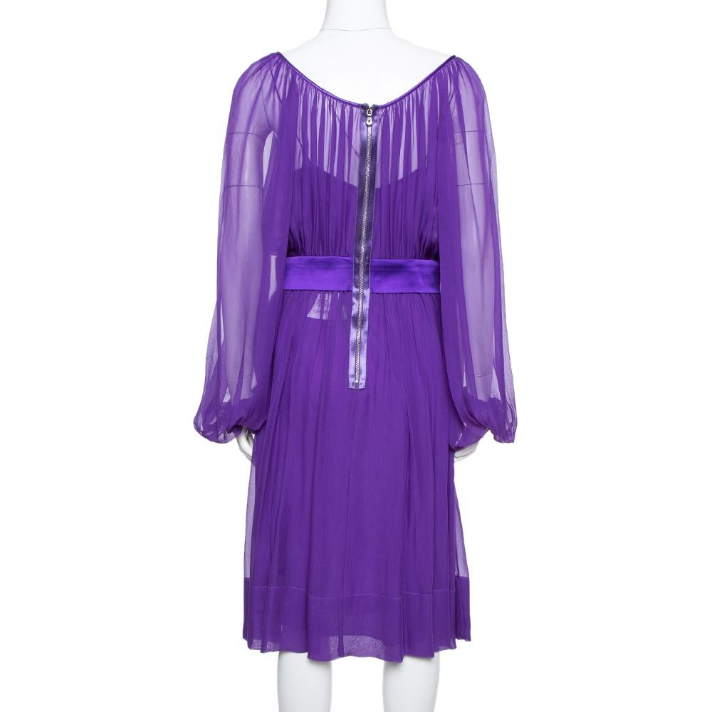 Cette robe violette de la maison Dolce & Gabbana est une merveille que vous allez adorer. La robe présente un design remarquable et convient parfaitement aux occasions spéciales. Il est taillé dans un style froncé avec des superpositions
