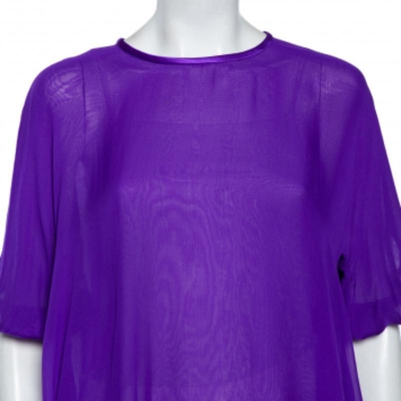 Ce haut de Dolce & Gabbana mettra assurément en valeur votre style pour la journée. Cousu dans une étoffe de soie violette avec des superpositions de mousseline de soie, ce haut ajoute une touche de finesse à son look. Portez ce haut gracieux avec