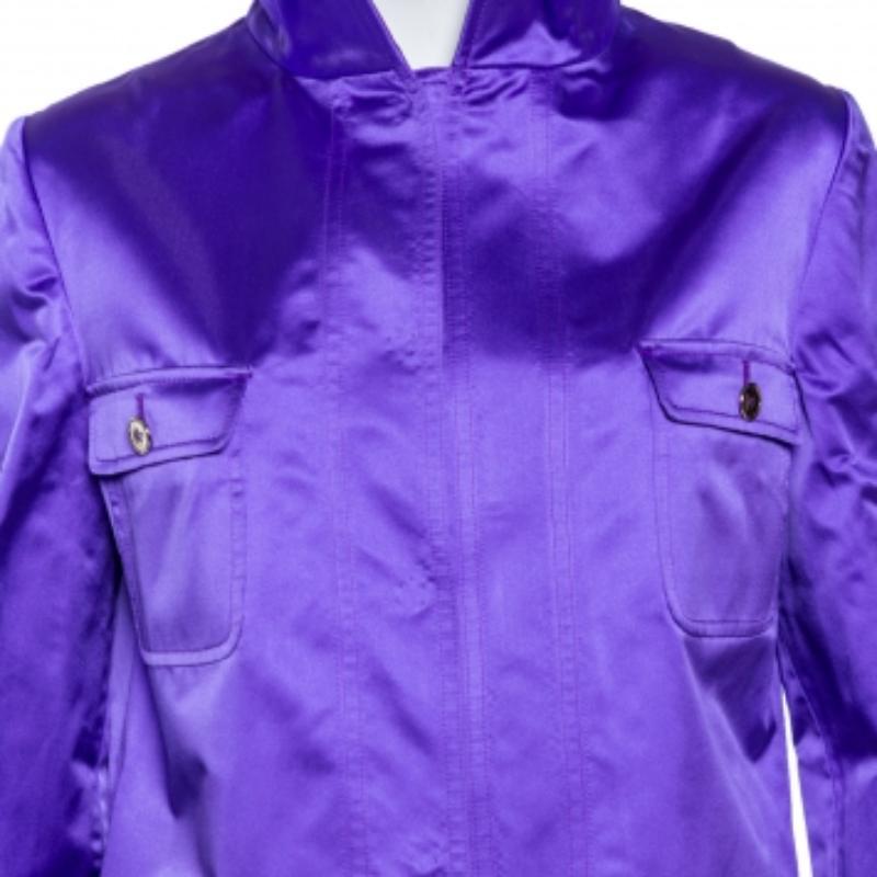 Aggiungi un po' di colore al tuo abbigliamento quotidiano indossando questa splendida creazione di Dolce & Gabbana. Questa giacca sfoggia una bella tonalità di viola che la rende ancora più attraente. È realizzato su misura in raso di seta e