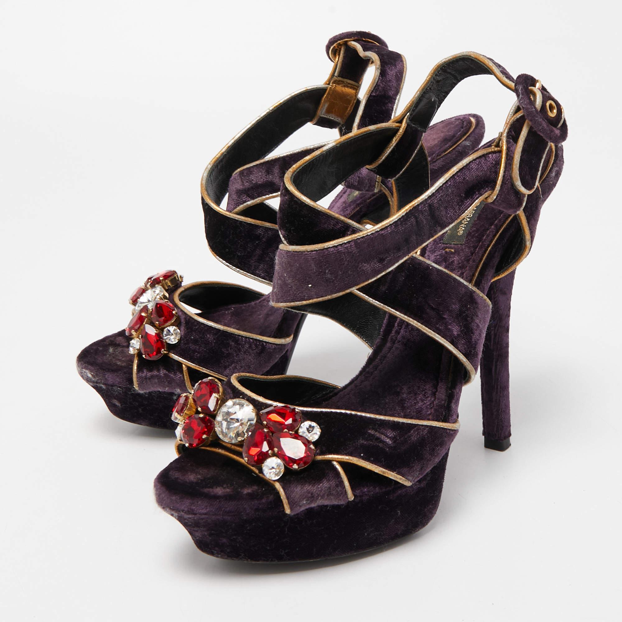 Questi sandali incorniceranno i tuoi piedi in modo elegante. Realizzate con materiali di qualità, presentano un design di classe e solette confortevoli.