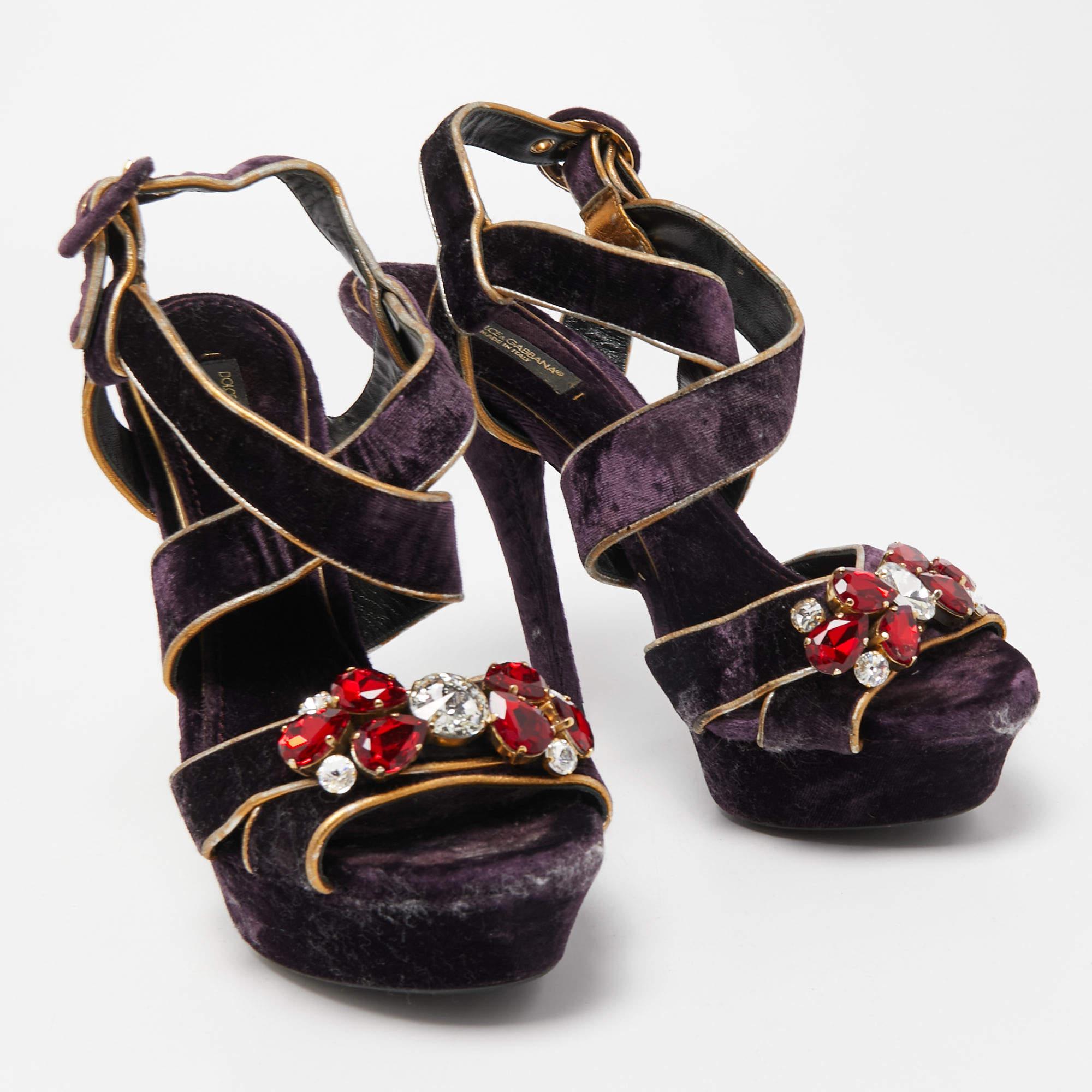 Dolce & Gabbana Sandali con cinturino alla caviglia in pelle e velluto viola misura 39,5 In condizioni buone in vendita a Dubai, Al Qouz 2