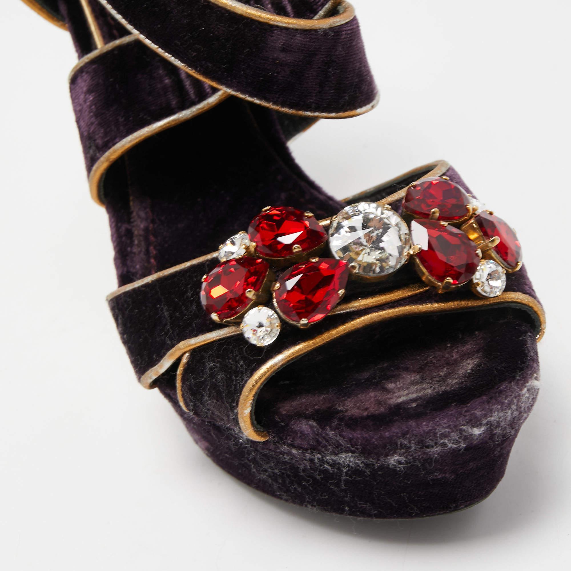 Dolce & Gabbana Sandali con cinturino alla caviglia in pelle e velluto viola misura 39,5 in vendita 2