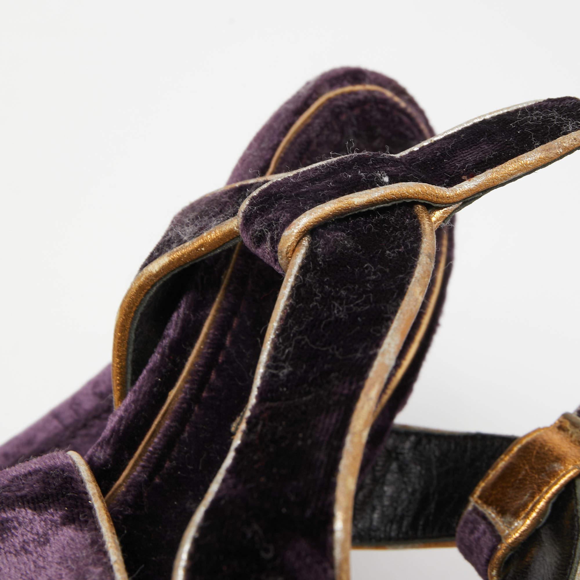 Dolce & Gabbana Sandali con cinturino alla caviglia in pelle e velluto viola misura 39,5 in vendita 3
