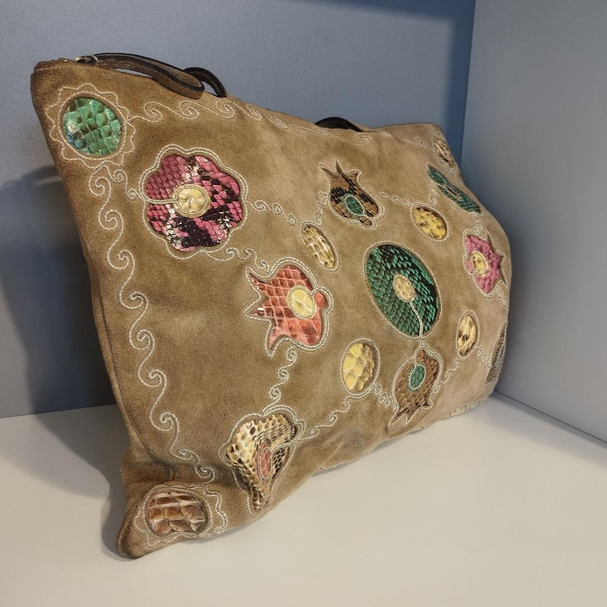 Beautiful Dolce & Gabbana bag
Dolce & Gabbana Basic
Suede
Beige Color
Two handles
Colored python inserts
Zip closure
Internal zip pocket
Cm 40 x 30 (15,7 x 11,8 inches)
Free Express shipping via Fedex or DHL