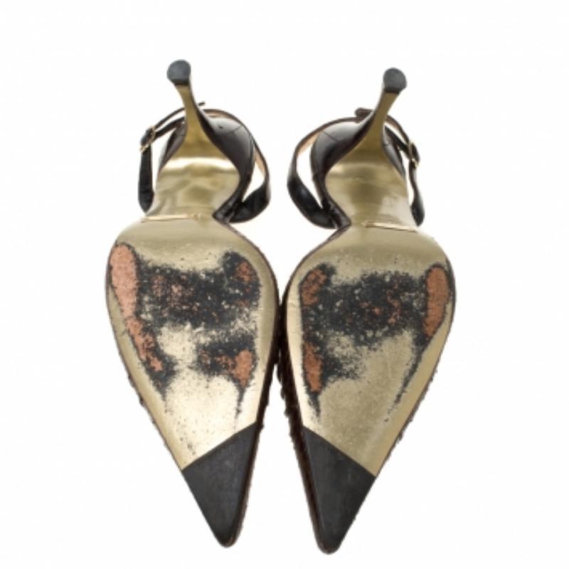 Offrez à vos pieds cette magnifique paire d'escarpins Dolce and Gabbana. Confectionnée en cuir de python marron et en peau d'anguille, cette paire présente des détails de nœuds sur des empeignes à bouts pointus, des talons aiguilles et des escarpins