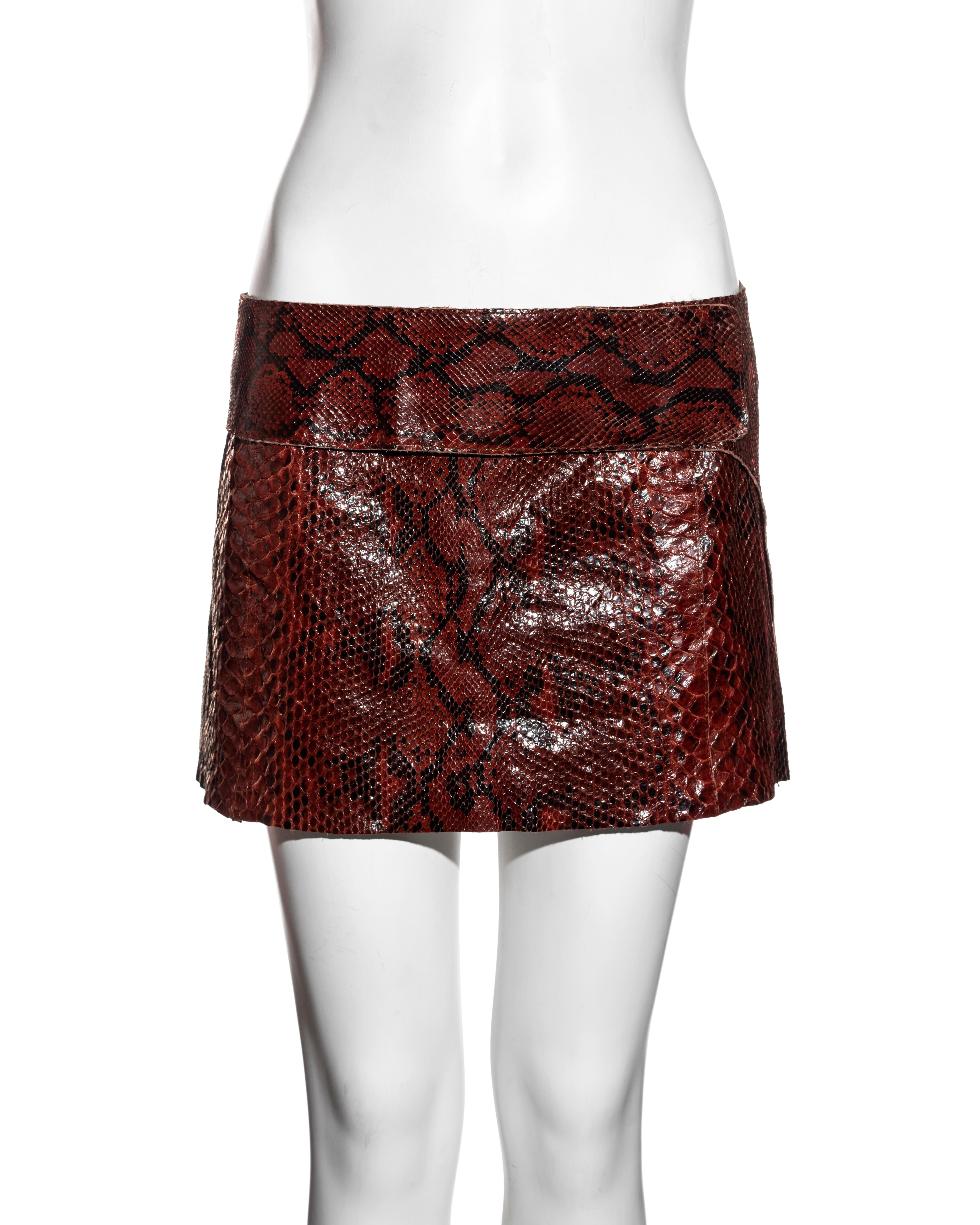 ▪ Dolce & Gabbana python mini skirt
▪ Low-rise
▪ Side slit 
▪ Belt detail 
▪ Silk lining 
▪ 100% Python
▪ IT 42 - FR 38 - UK 10 - US 6
▪ Spring-Summer 2000