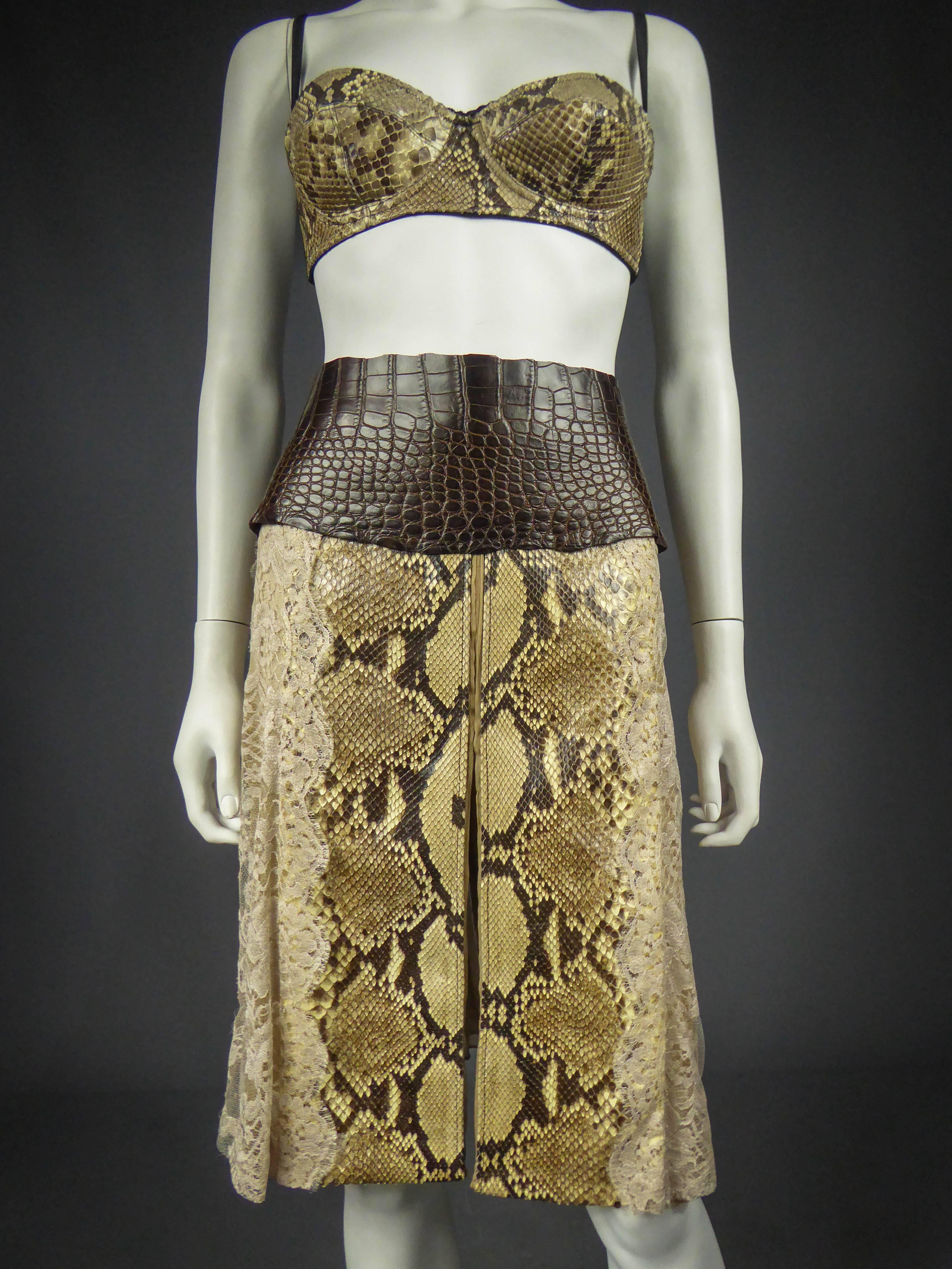 Circa 1990

Italie

Volanté effect skirt with python sides and pink cream lace on tulle lined with dark beige silk crepe. Wide alligator leather belt hugging the hips with a zip and snap closure. Balconette bra with python skin and synthetic back.