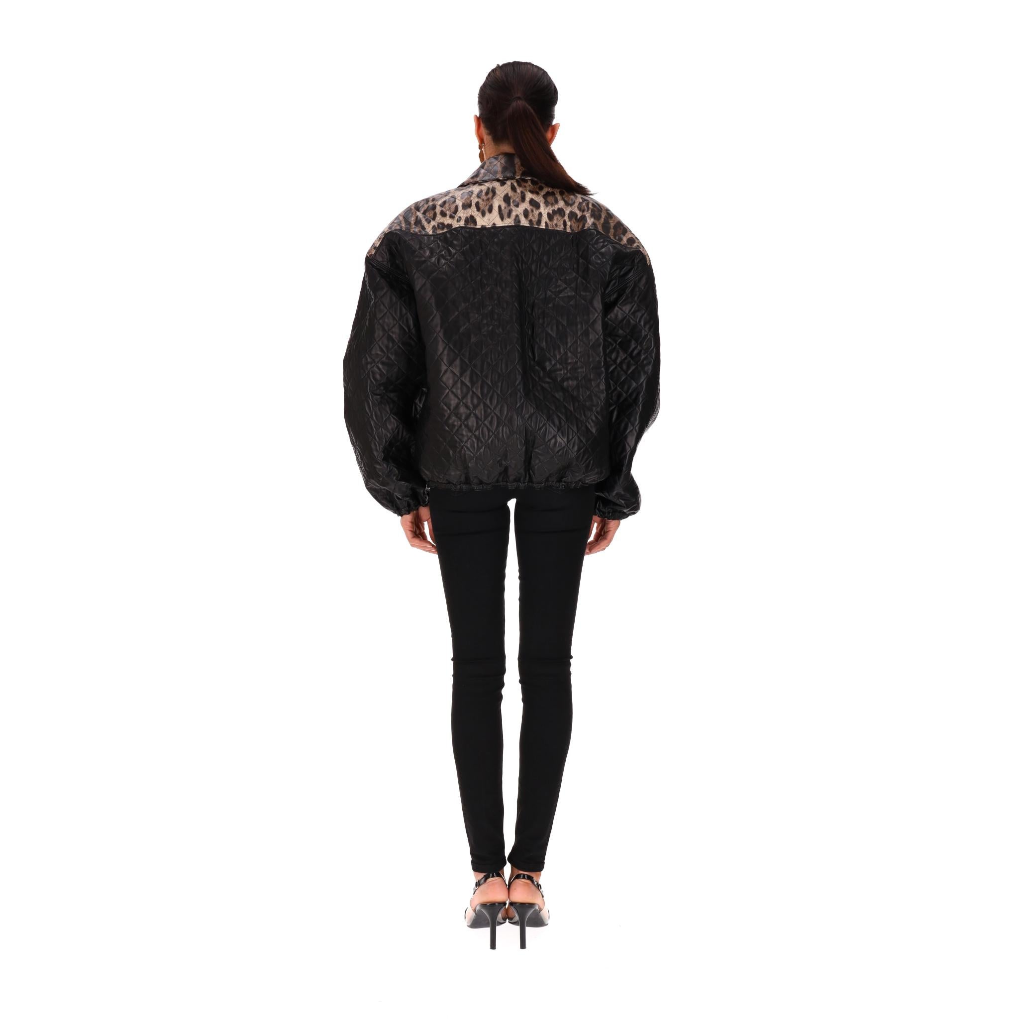 Dolce & Gabbana Veste réversible en cuir d'agneau matelassé et soie léopard en vente 1