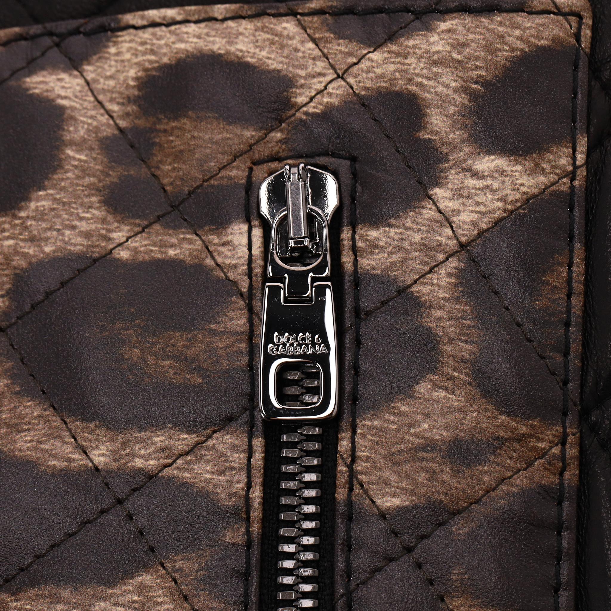 Dolce & Gabbana Veste réversible en cuir d'agneau matelassé et soie léopard en vente 3