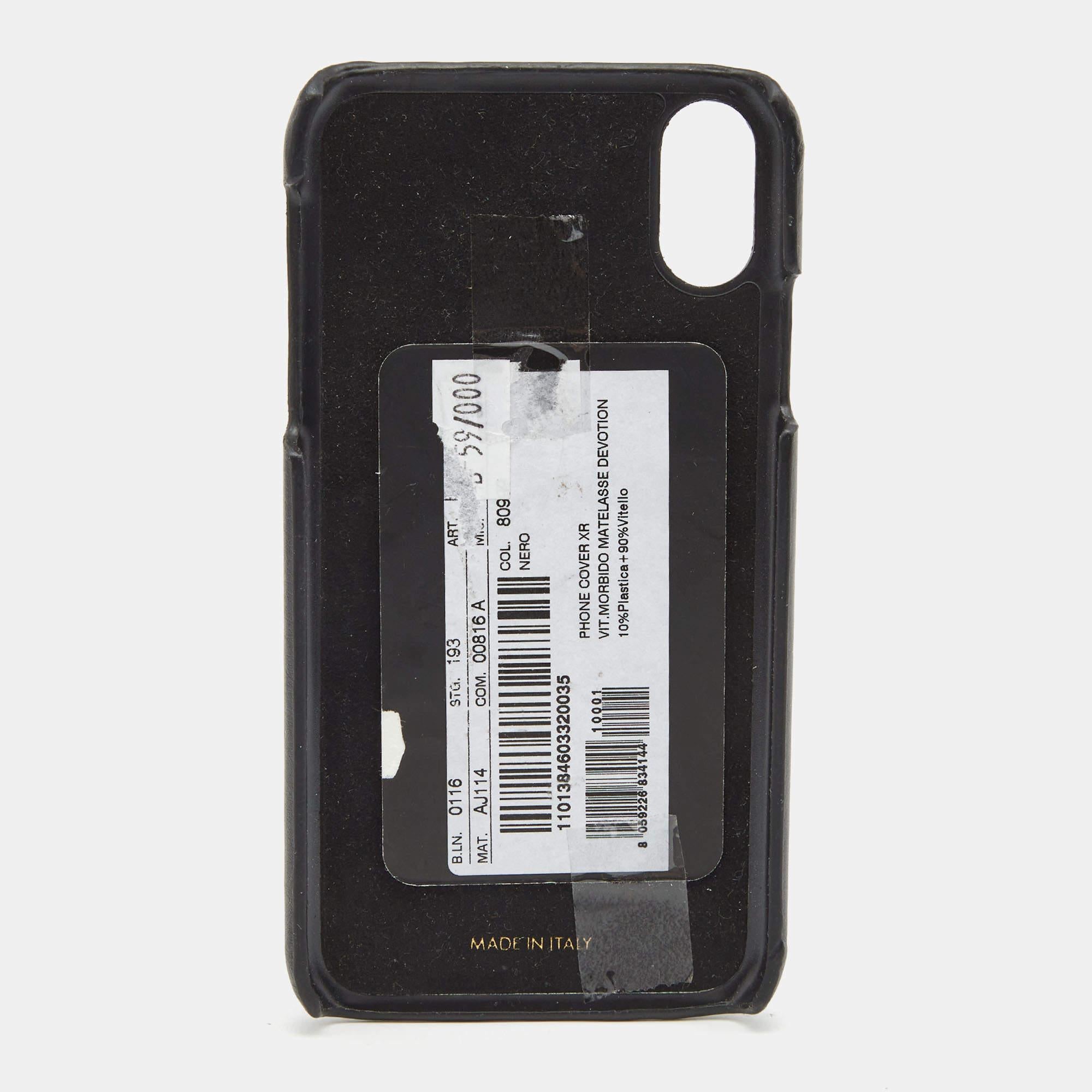 A desirable creation  this Dolce and Gabbana phone iPhone cover by Dior has an elegant design. Crafted in quilted leather  it is compact and can easily fit in your pocket  handbag  or briefcase. A smart and sophisticated adornment for that iPhone of