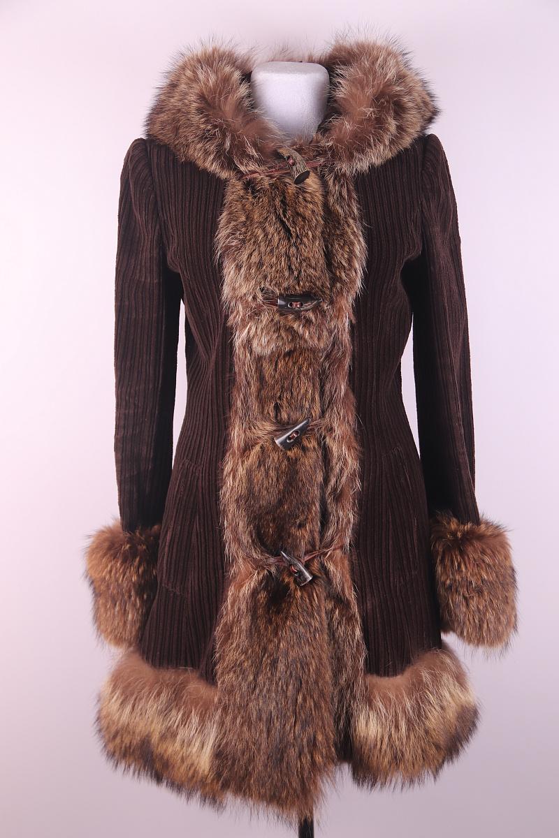 Stepped off the 70s catwalk: Bella Hadid showed a fashionable boho look for winter 2025!
Dolce & Gabbana Penny Lane style coat 


Brown hooded coat with fur trims by Dolce & Gabbana. This coat features a hood, button fastenings at the front and