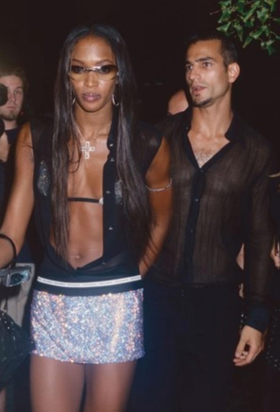La minigonna di cristalli di Dolce & Gabbana del 2002 è un capolavoro iconico dell'anno 2000 che è altrettanto perfetto 20 anni dopo. Indossato notoriamente da Naomi Campbell, è realizzato con una base in rete argentata interamente incrostata di