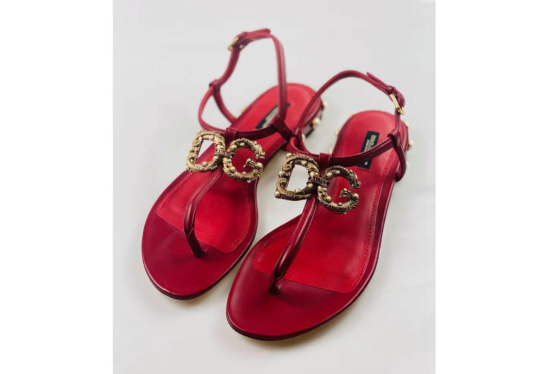 Dolce & Gabbana Red Amore sandals shoes flats 

Size 38, UK 5

100% Calfskin

Brand new ! Come with the original box! 

Please check my other DG clothing & bags & accessories! 