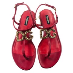 Dolce & Gabbana Sandalias de piel Amore rojas Zapatos planos Piel de becerro Logotipo dorado