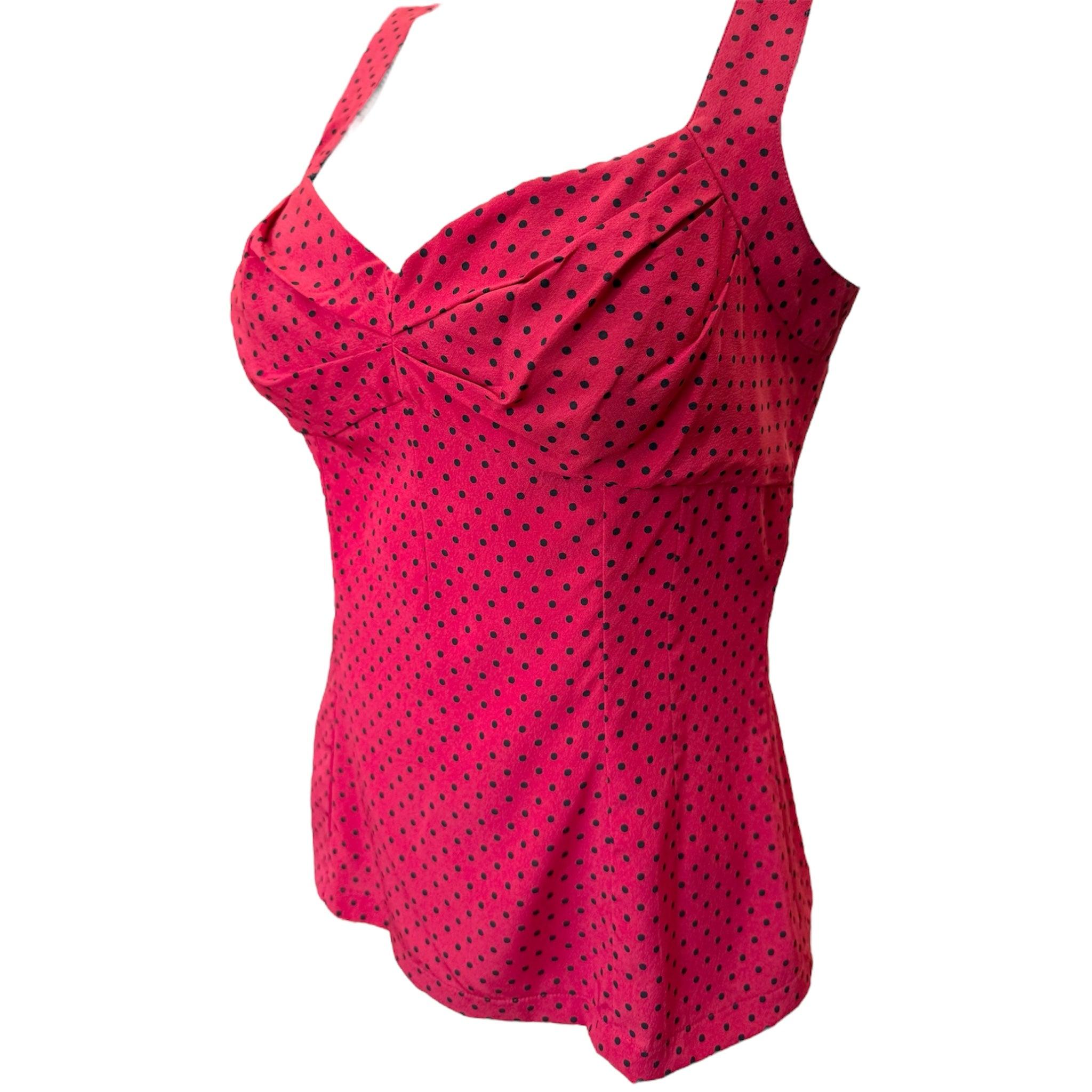 Canotta Dolce & Gabbana a pois rossi e neri, elegante e dolce. Scollatura a cuore con ruche sul busto. Circa anni 2000. Chiusura con zip sul retro. Miscela di seta. Condizioni eccellenti.
Nota che di persona la camicetta è di un rosso autentico, la