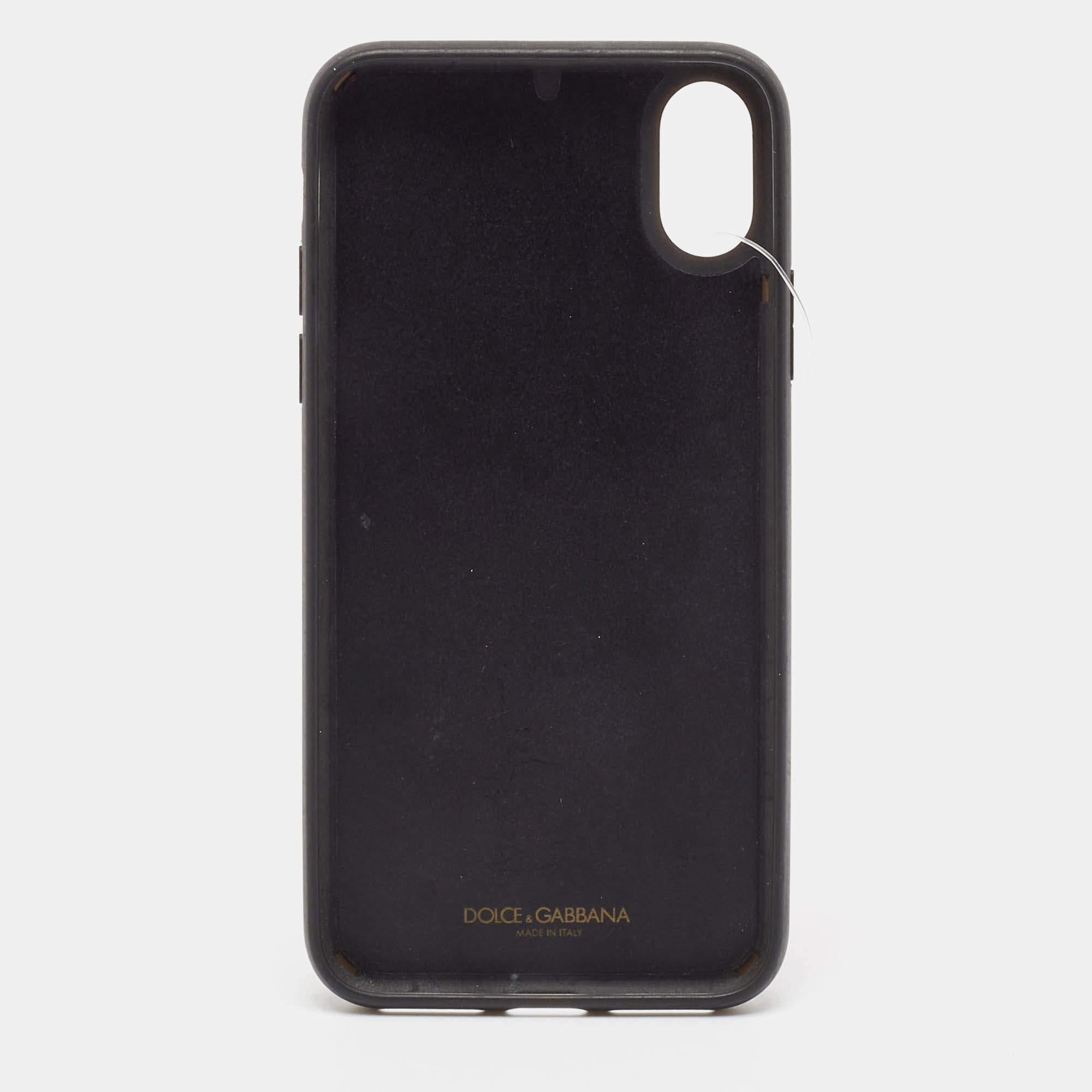 Opt for a stylish way to protect your phone with this Dolce and Gabbana case crafted from leather in red/black. It flaunts the DG logo for a signature touch and is suitable for iPhone X.
