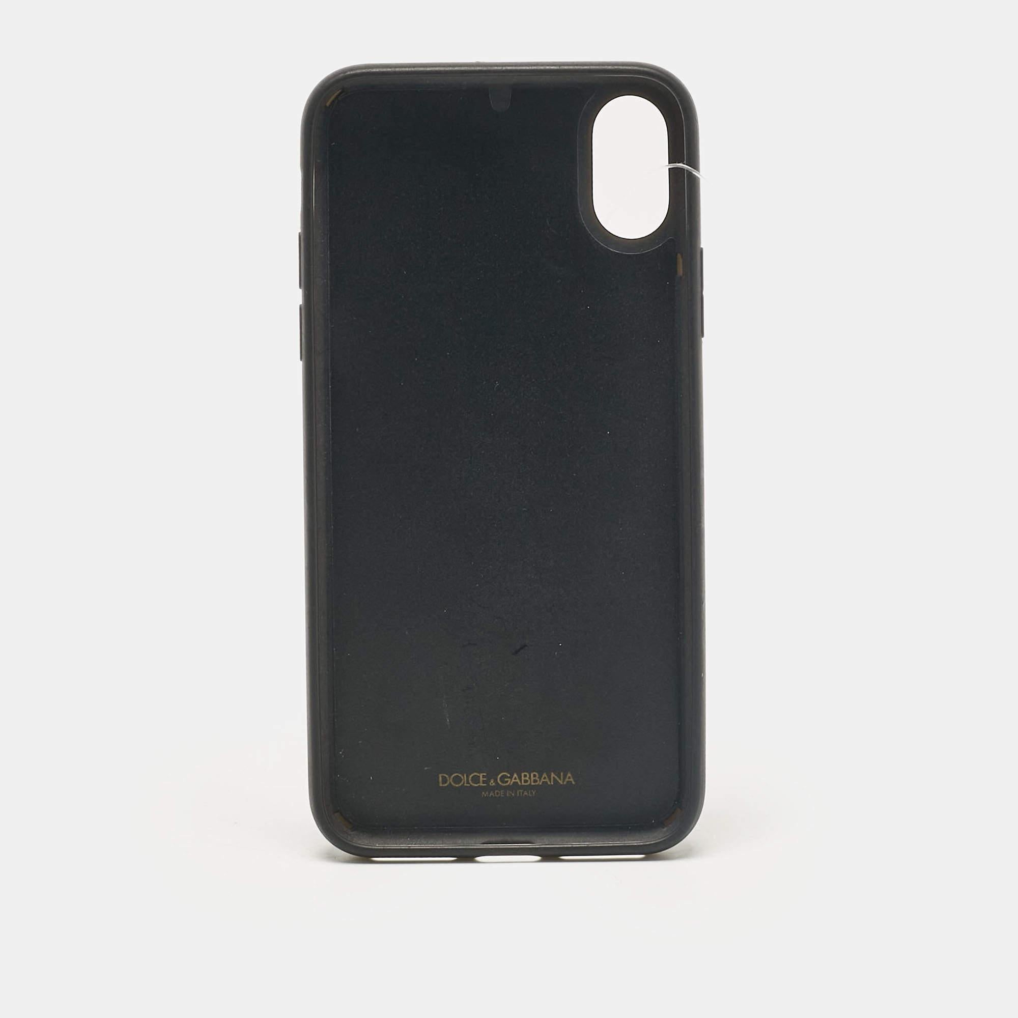 Opt for a stylish way to protect your phone with this Dolce and Gabbana case crafted from leather in red/black. It flaunts the DG logo for a signature touch and is suitable for iPhone X.