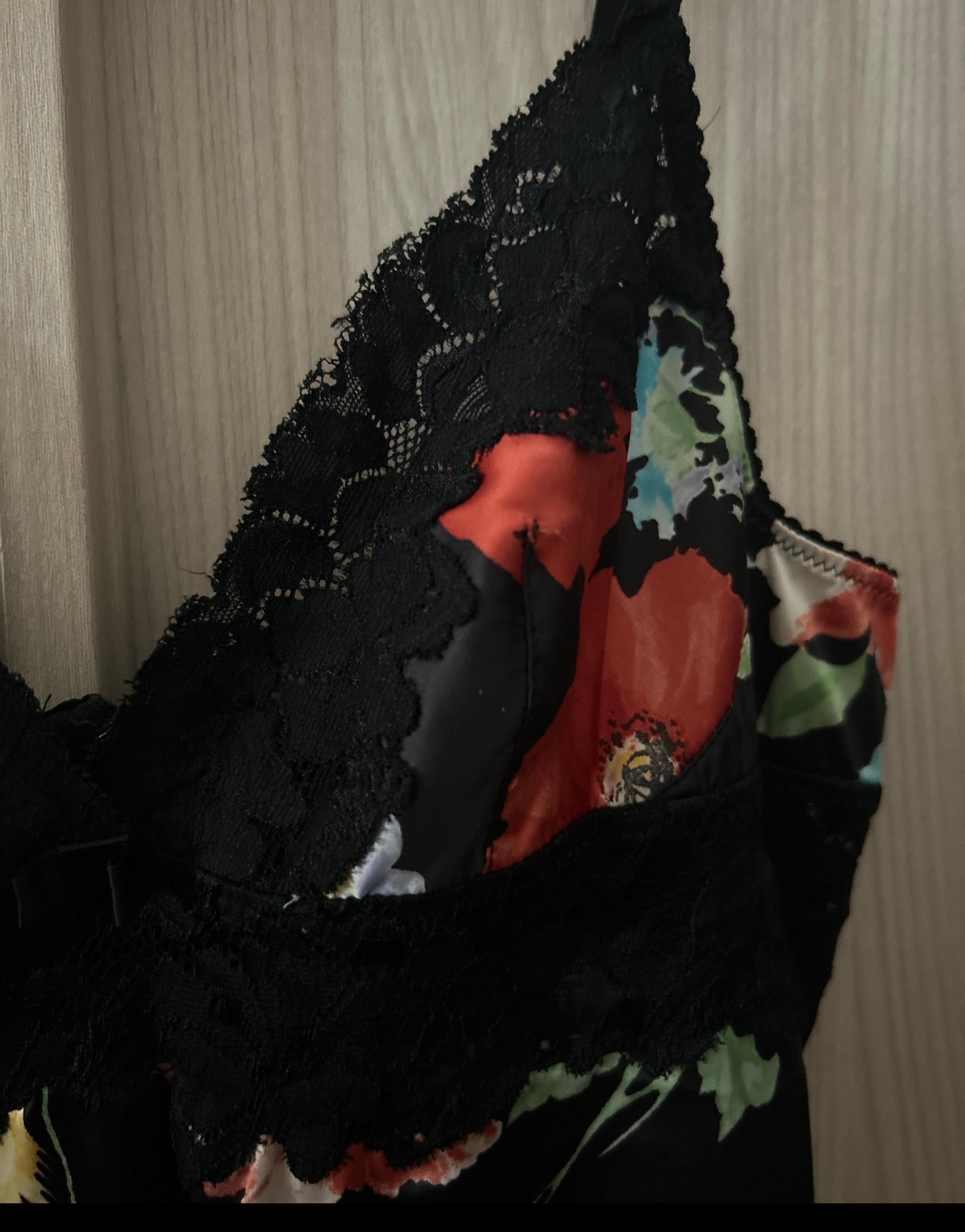 Dolce & Gabbana Vestido de Encaje Floral Rojo Negro 2000s en Excelente Estado en Brindisi, Bt