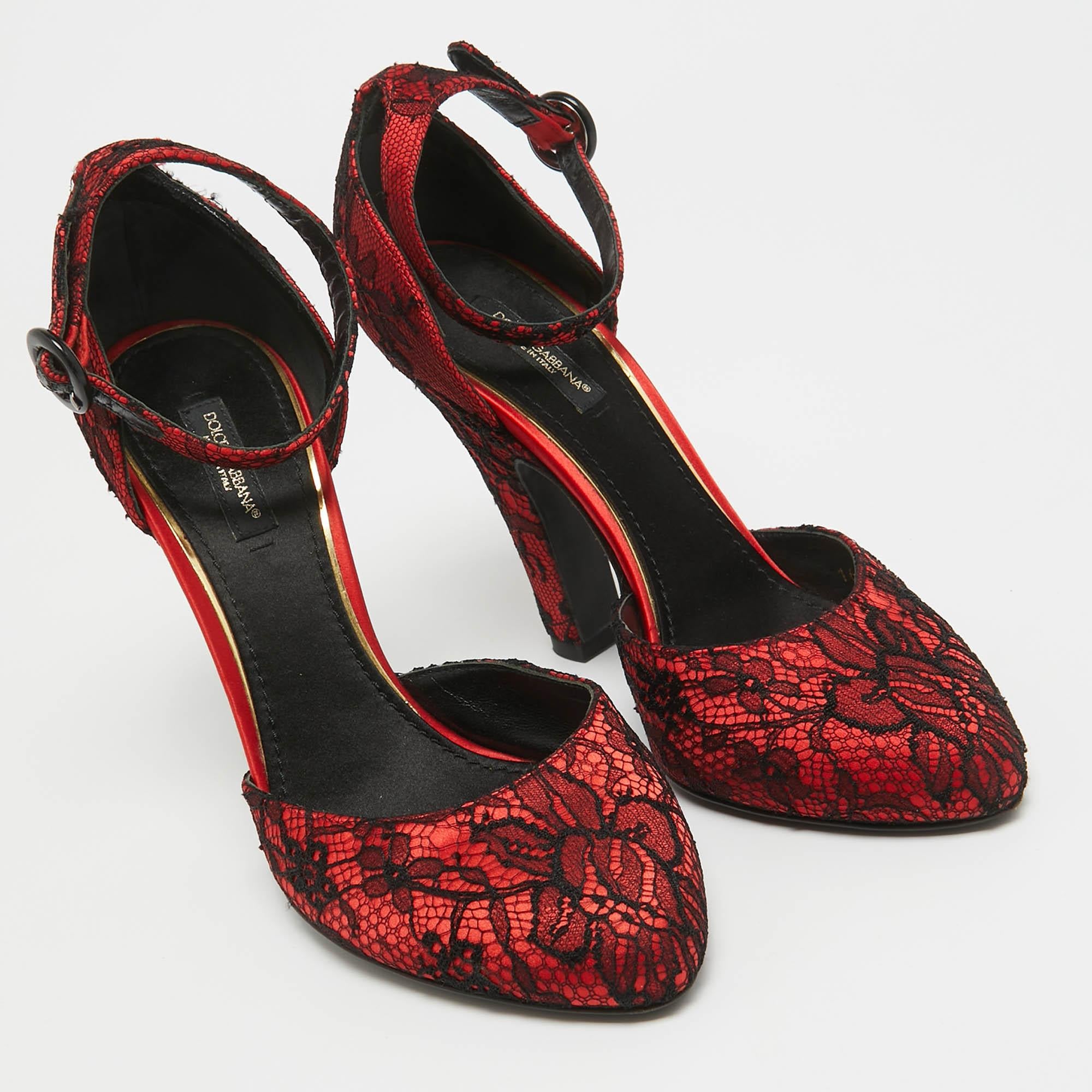Escarpins Dolce & Gabbana rouges/noirs à lanières de cheville en dentelle et maille, taille 38 Bon état à Dubai, Al Qouz 2