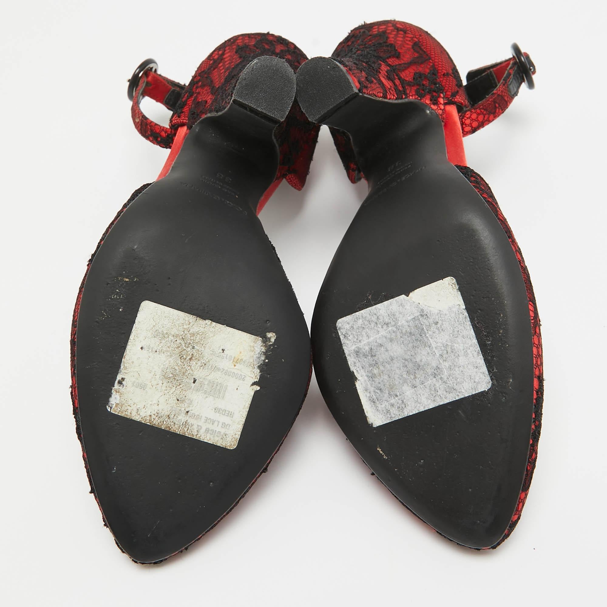 Escarpins Dolce & Gabbana rouges/noirs à lanières de cheville en dentelle et maille, taille 38 1