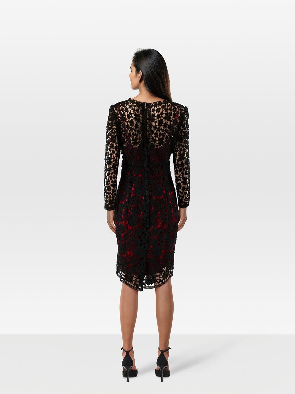 L'ÉTAT est très bon. Cet article de revente Dolce & Gabbana d'occasion ne présente pratiquement aucune trace d'usure visible sur la robe. Veuillez noter que le Label de composition est manquant.
 
 Détails
 
 
 Multicolore - noir et rouge†
 
