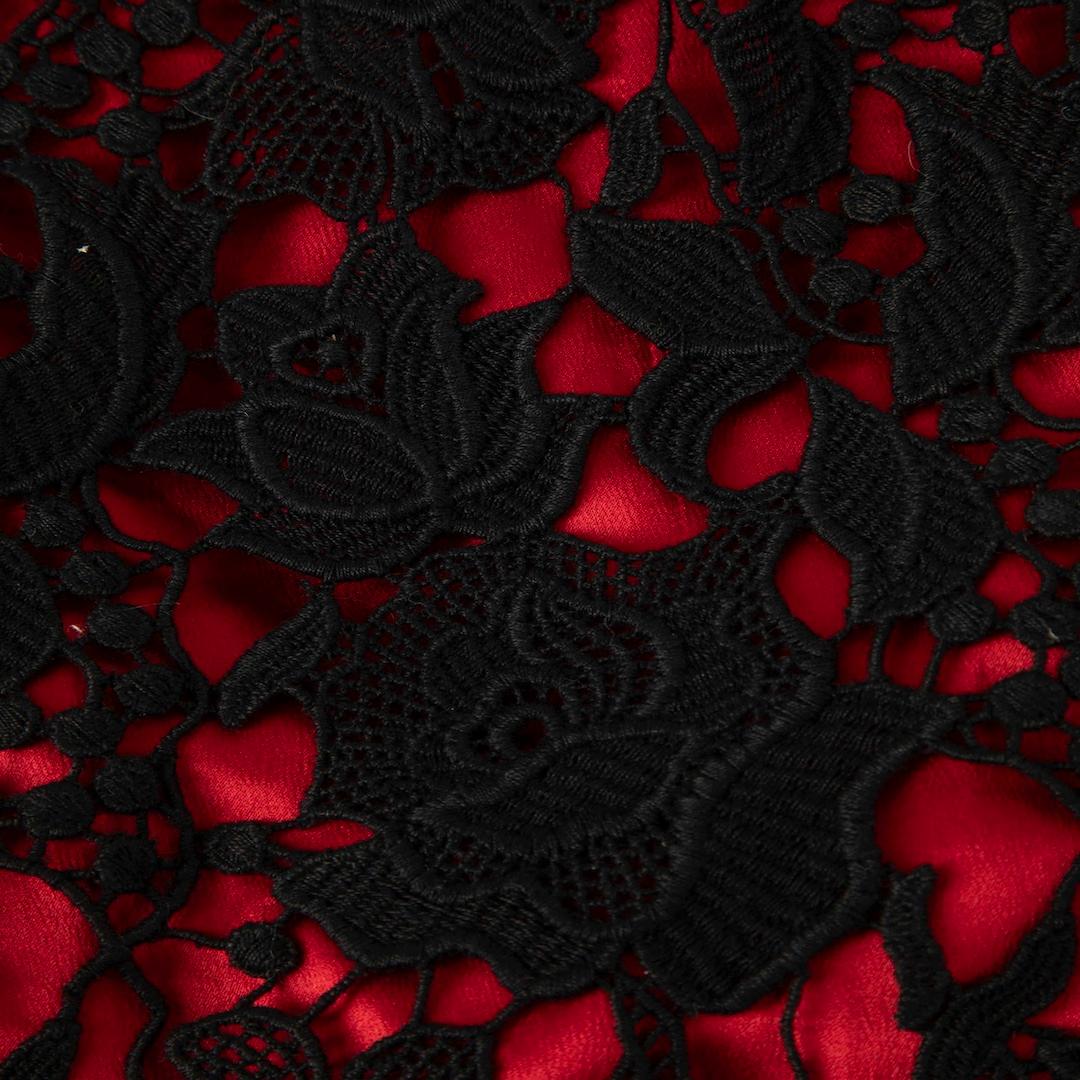 Noir Dolce & Gabbana - Robe midi en dentelle rouge et noire - Taille S en vente