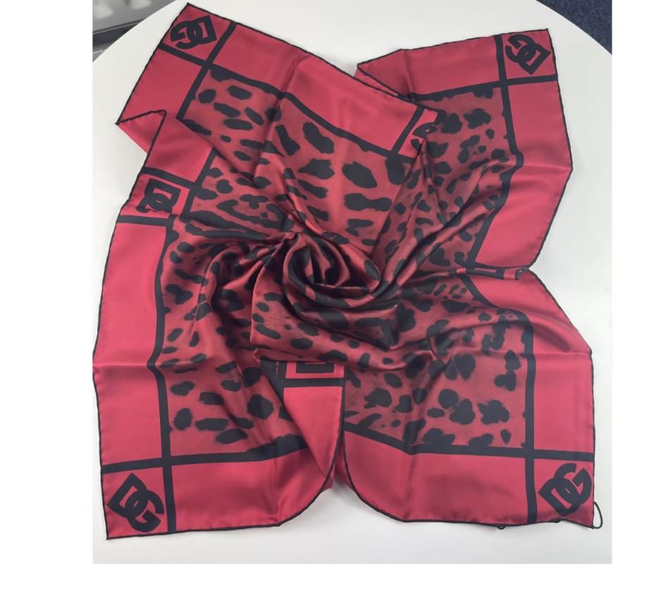 Dolce & Gabbana red Leopard printed logo scarf takes a signature print and infuses it with the brand's trademark glamour. Crafted from silk crepe, this fuchsia-hued leopard-print scarf is designed with a semi-sheer construction that complements the