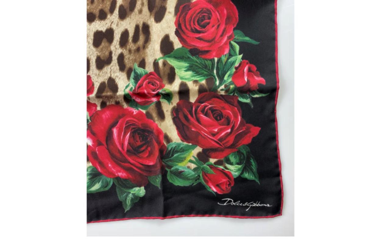  Dolce & Gabbana Sciarpa in seta stampata Red Rose Leopard 

Dimensioni 65cmx65cm 

100% seta 
Prodotto in Italia 

Nuovo di zecca con etichette! 



Dai un'occhiata ai miei altri capi d'abbigliamento DG, alla borsa Leopard Sicily e ad altri