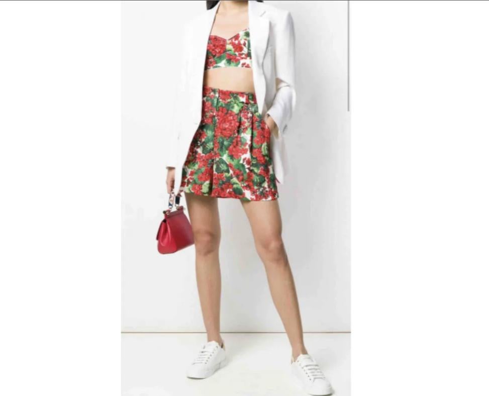 Dolce & Gabbana Portofino Red Geranium printed shorts 
Elasthan stretch waist, rear zip. 
Size 44IT - UK12 - L. 
100% cotton 
Brand new with tags! 
Matching top available in Geranium print.

Please check my other DG clothing shoes & accessories! 
