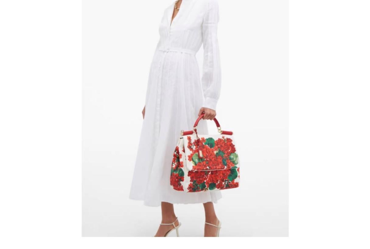 Dolce & Gabbana Red Geranium printed Sicily bag
Weiche Linien & slouchy construction
Expandable side panels
Red leather top handle::
Internal and external zip-fastening pockets
Detachable cross-body strap. 
Canvas mit Geranium-Print und