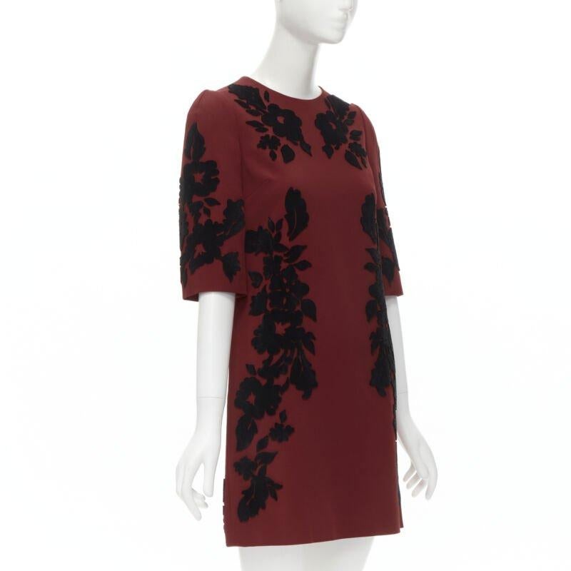 DOLCE GABBANA rot Krepp schwarz floral Samt Devore Etuikleid IT36 XS im Zustand „Hervorragend“ im Angebot in Hong Kong, NT