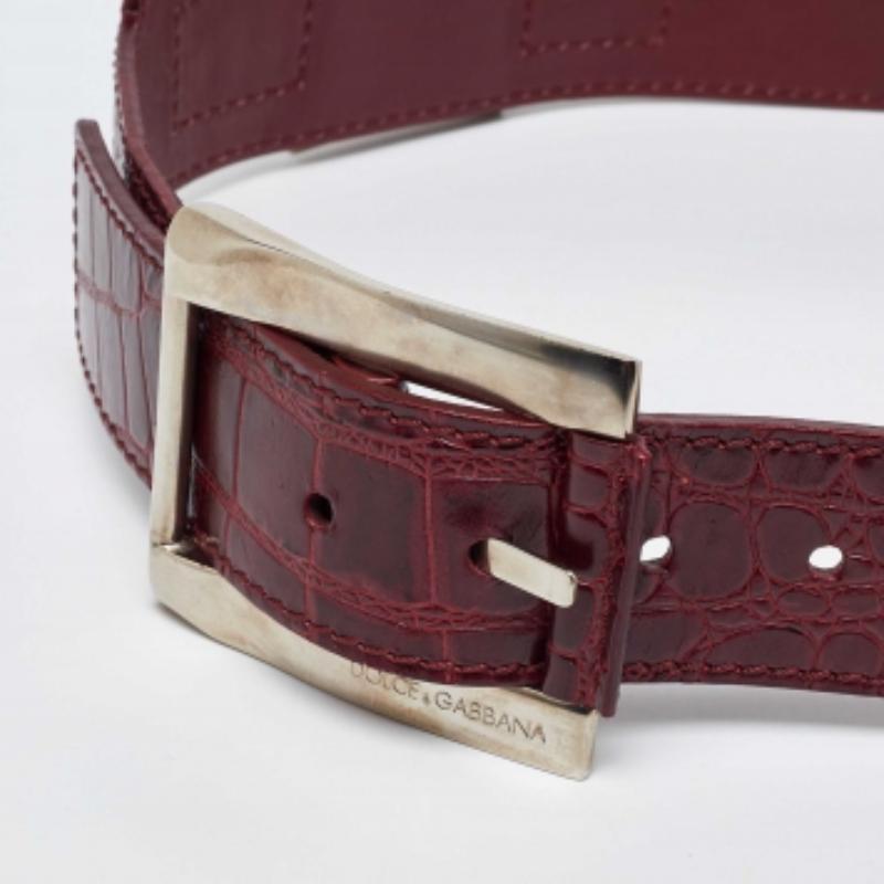 Cette ceinture rouge Dolce & Gabbana apportera une touche de luxe à votre tenue. Il est soigneusement conçu pour durer et rehausser votre style pendant longtemps.