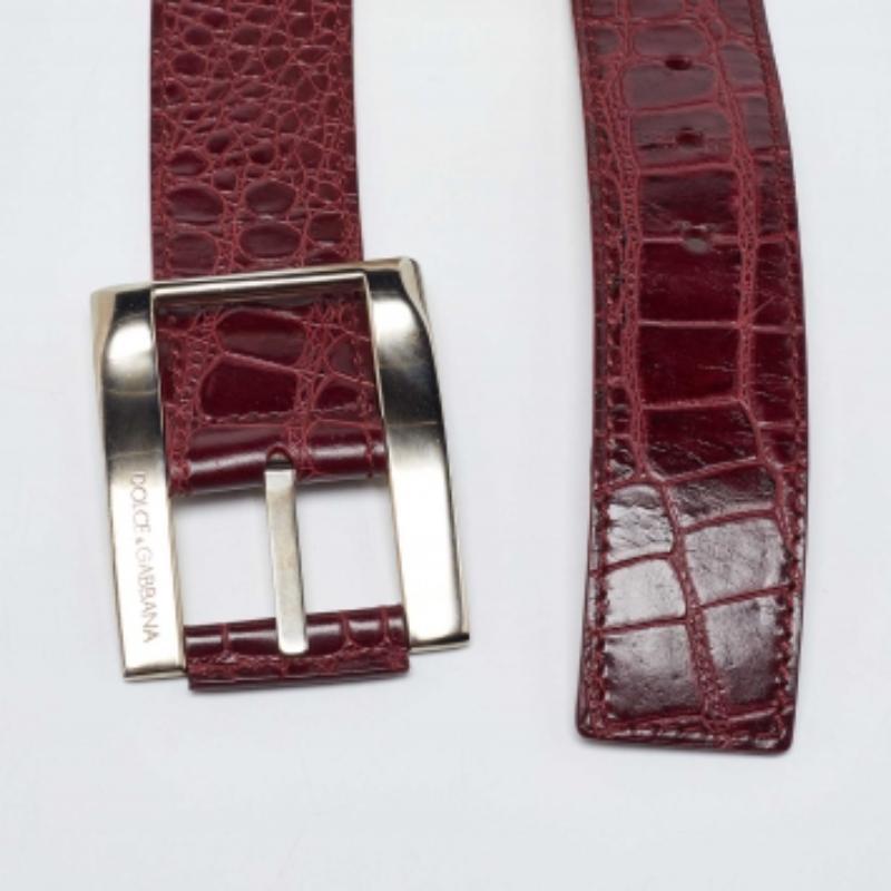 Dolce & Gabbana - Ceinture à boucle en cuir rouge gaufré au crocodile Bon état - En vente à Dubai, Al Qouz 2