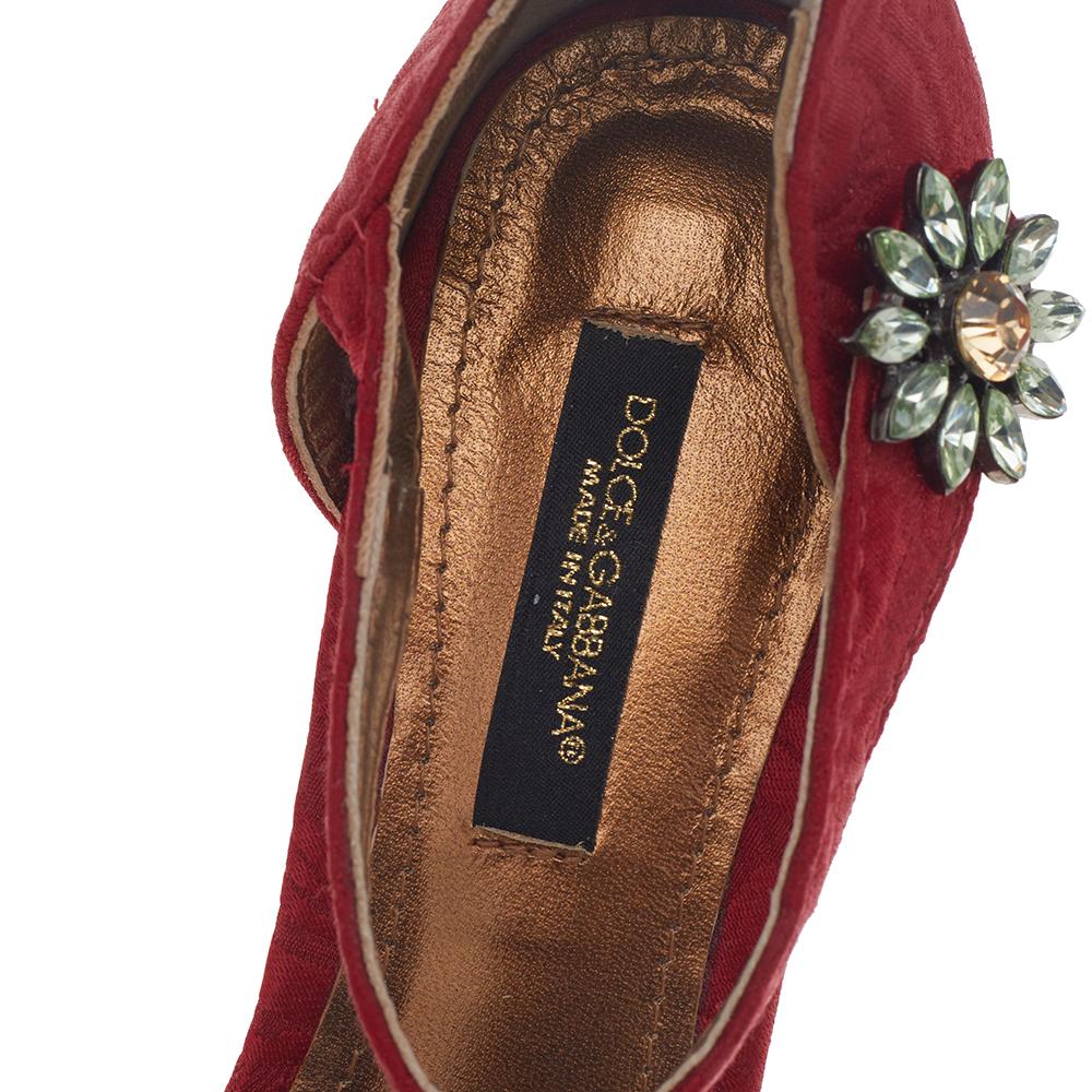 Dolce & Gabbana Red Embellished Jacquard Bird Cage Mary Jane Pumps Size 38 In Good Condition In Dubai, Al Qouz 2