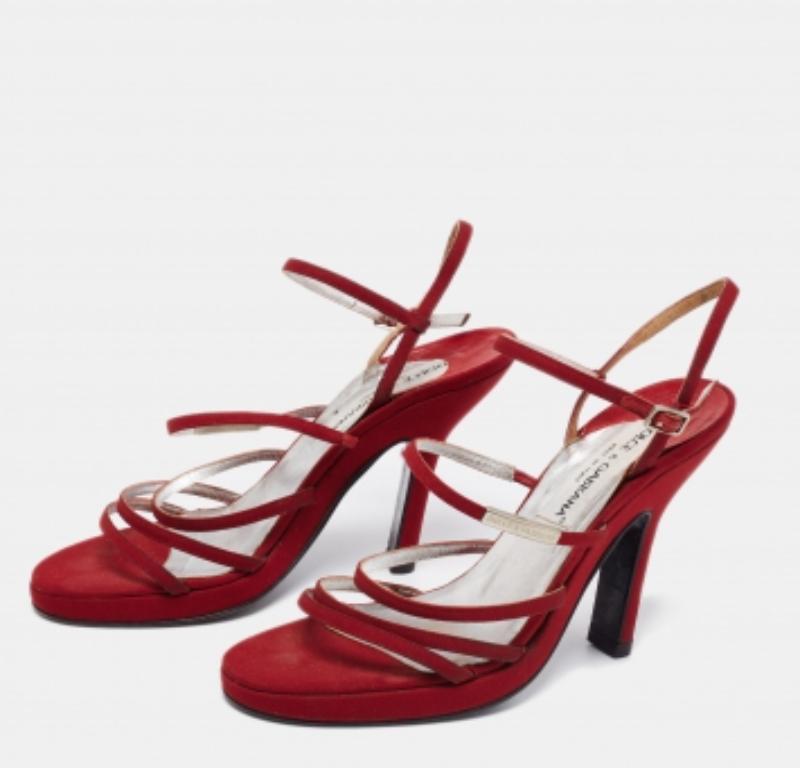 Cette élégante paire de sandales Dolce & Gabbana est encore plus belle aux pieds. Les chaussures ont des brides en satin, des orteils ouverts et une fermeture à boucle. Elles sont portées par des talons de 11 cm.