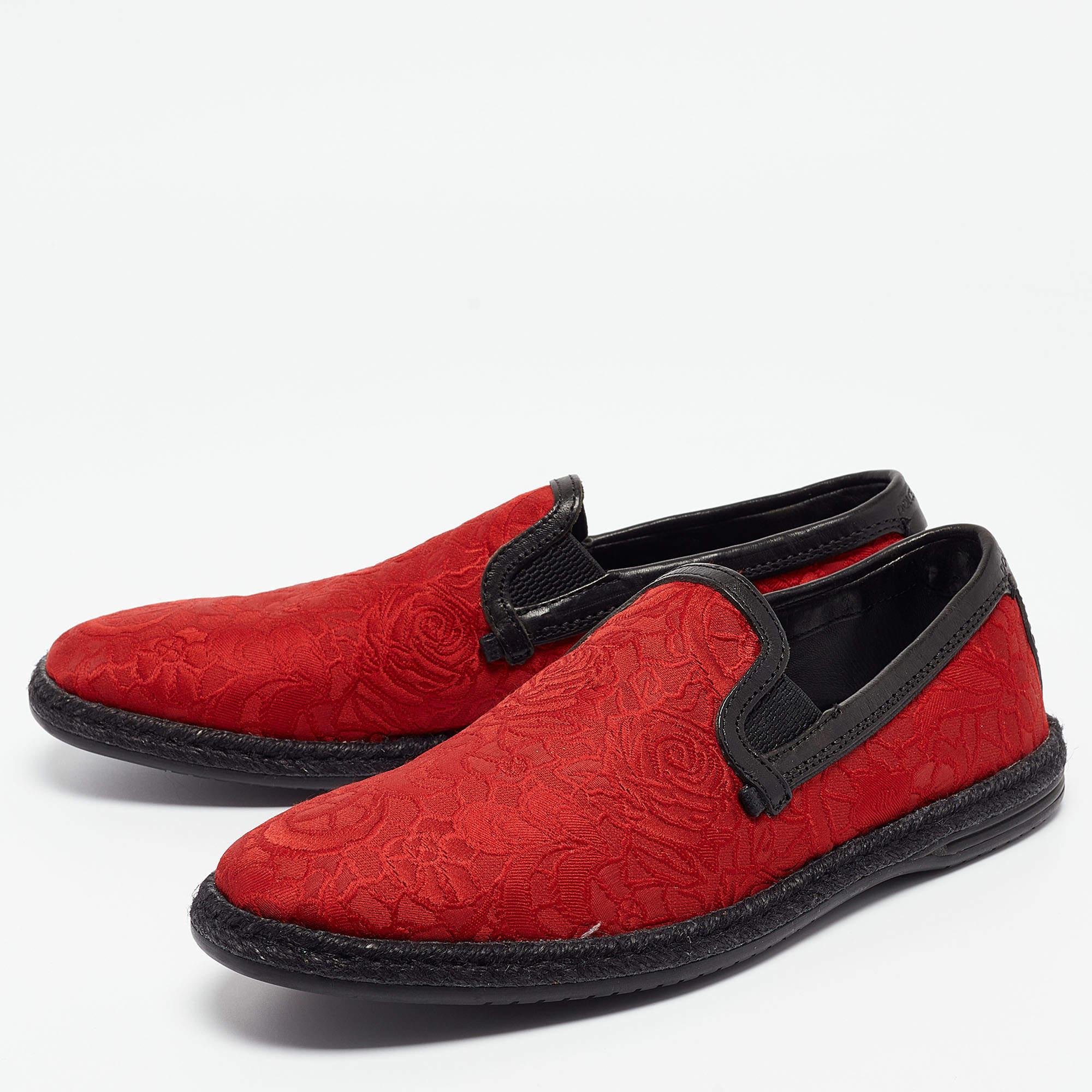 Pratiques, à la mode et durables, ces mocassins de créateurs sont soigneusement conçus pour accompagner votre style au quotidien. Ils sont fabriqués à l'aide des meilleurs matériaux pour être un achat de premier ordre.