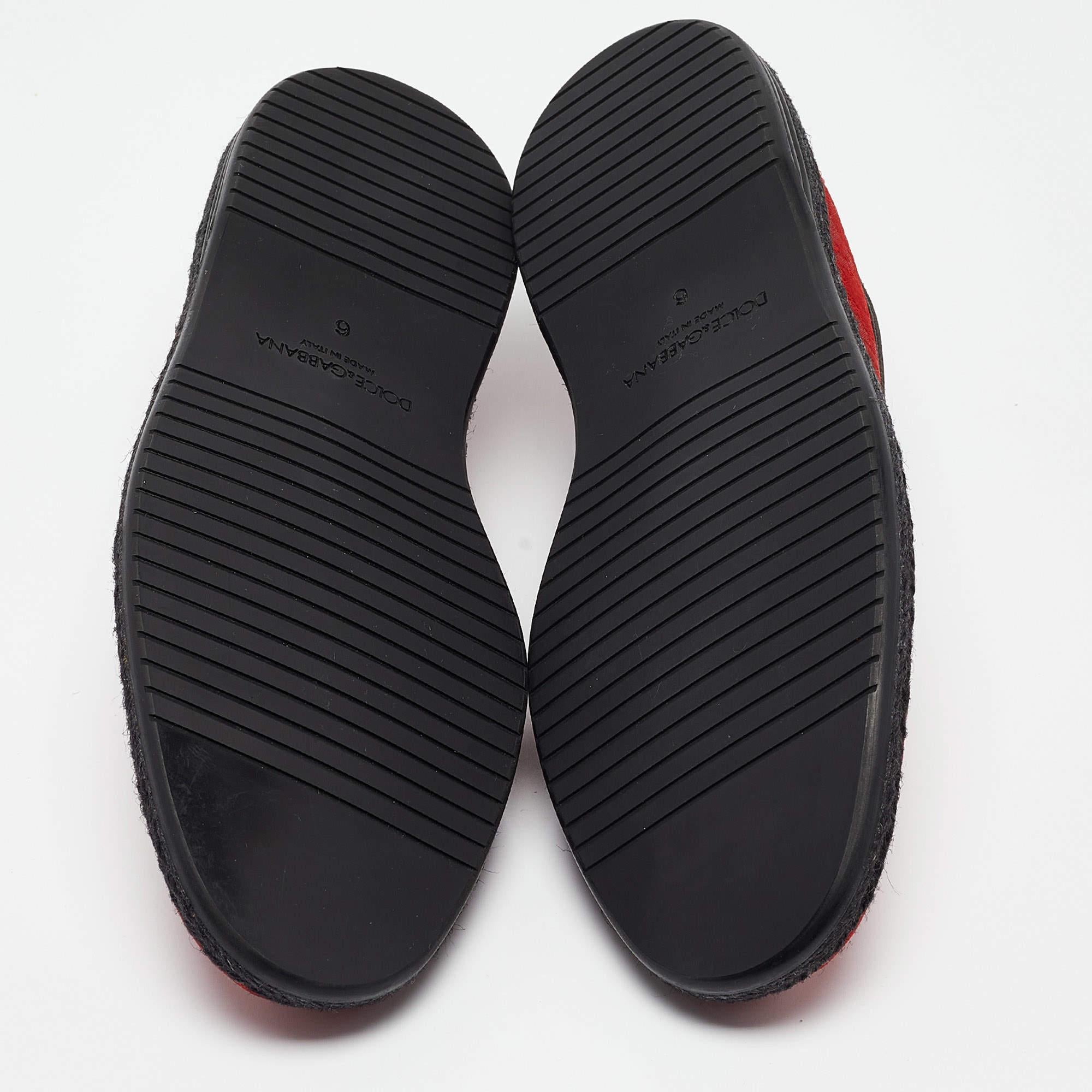 Dolce & Gabbana - Mocassins espadrilles en tissu jacquard à fleurs rouges, taille 40 en vente 1