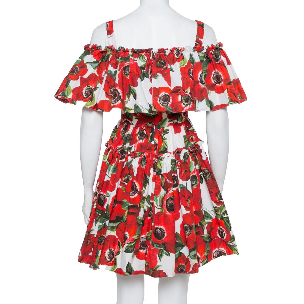Die Vorliebe von Dolce & Gabbana für florale Motive und feminine Silhouetten zeigt sich auch in diesem atemberaubenden Kleid. Es verfügt über einen Rüschenbesatz:: ein schulterfreies Design:: Schulterträger und ein tailliertes Mieder. Das Kleid wird