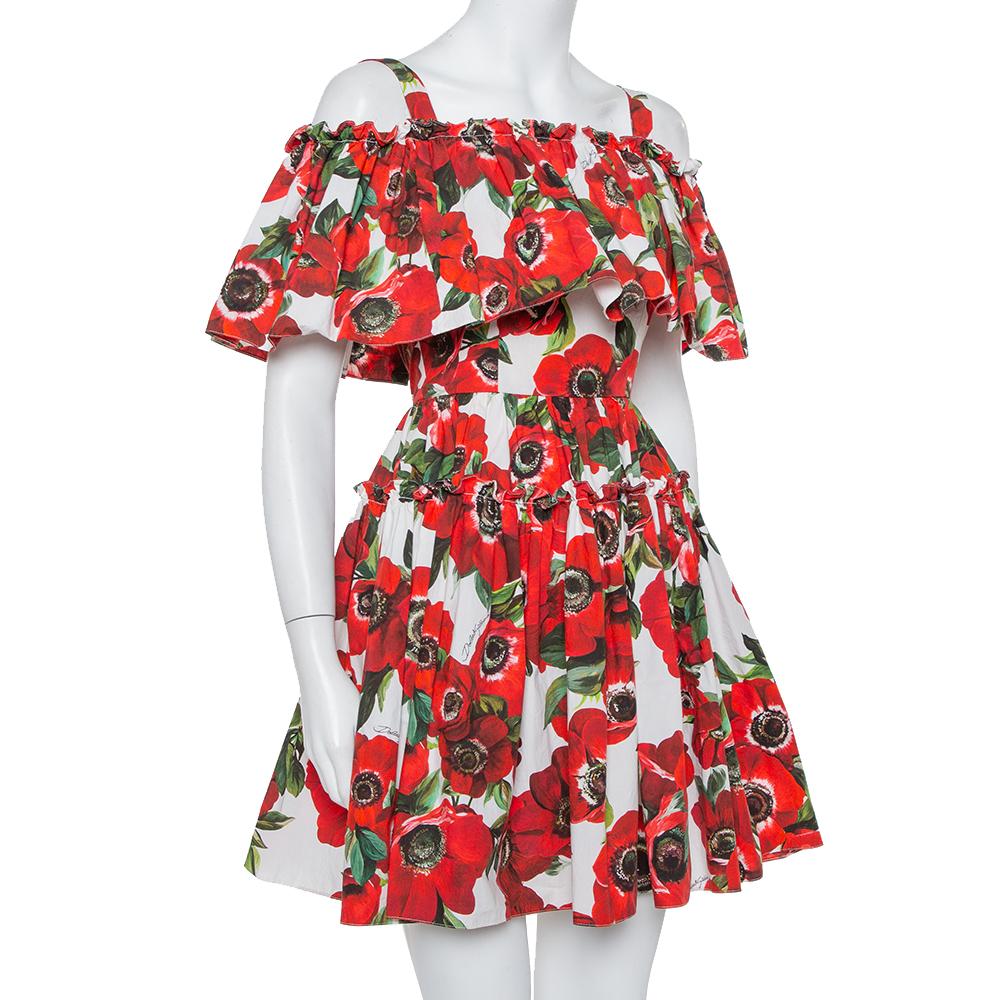Dolce & Gabbana Rot Floral bedruckte Baumwolle geraffte Off-Shoulder Minikleid XS im Zustand „Gut“ in Dubai, Al Qouz 2