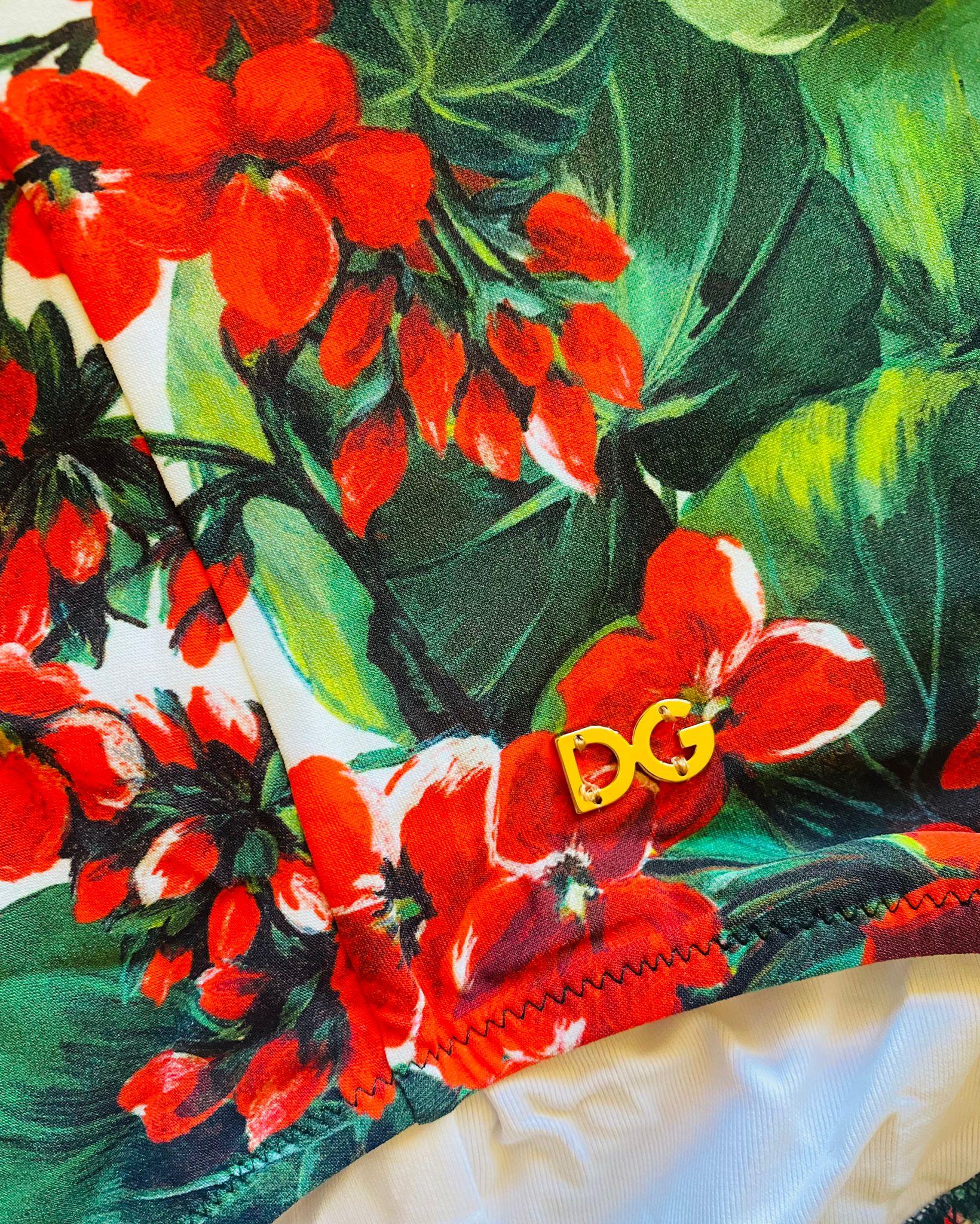 Dolce & Gabbana Zweiteiliger Badeanzug/ Bikini/Badeanzug mit Blumen aus rotem Geranium, DG Retro im Zustand „Neu“ im Angebot in WELWYN, GB