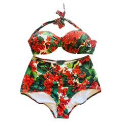 Dolce &amp; Gabbana Zweiteiliger Badeanzug/ Bikini/Badeanzug mit Blumen aus rotem Geranium, DG Retro